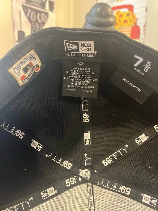 New Era Black & Red Atlanta Braves Fitted Cap with Sneaker Logo - Picture 7 of 7